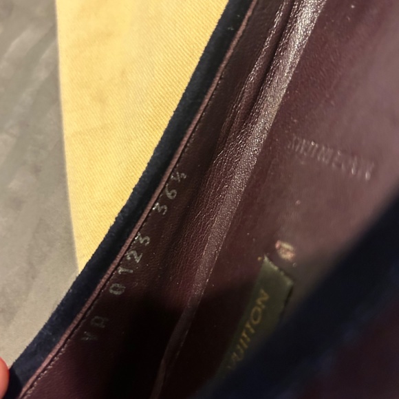 Louis Vuitton - Picture 2 of 3